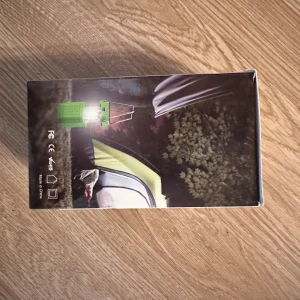 SOLAR Hand Crank Camping Lantern Model: PS-201 - Upptäck friheten med denna portabla campinglampa! Laddas med sol eller vev, perfekt för äventyr, festivaler eller camping. Finns i flera färger och är enkel att ta med. Inget behov av el – alltid redo för utomhuslivet.