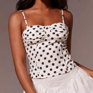 Prickig korsett - Vit prickig korsett, inte använd passar xs-s man kan justera passform