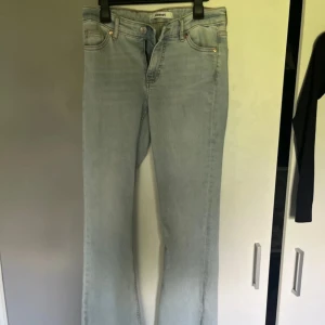 Low waist flare jeans  - Säljer dom här ljusblå low waist jeansen från Kappahl då dom inte kommer till användning. Nypris 499kr💓pris går att diskuteras 