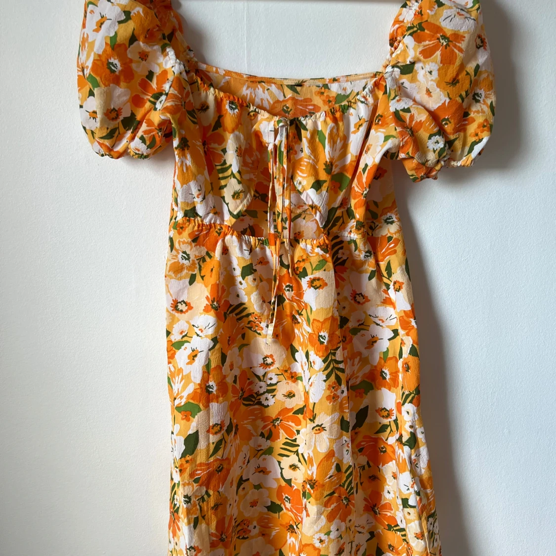 Blommig kortklänning med puffärm - 1