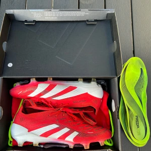 Adidas Predator Elite FT FG fotbollsskor - Säljer mina adidas predator pågrund av att det var för stora… endast använd ett fåtal gånger och bara en match. Så de är i mycket gott skick nästan ny! Man får även med en påse till skorna. Skriv vid frågor eller något annat!:) storlek 43,1/3