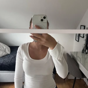SOFT TOUCH  Långärmad tröja från Gina Tricot - Vit soft touch vit långärmad med slits från Gina Tricot storlek S