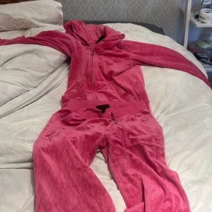Juicy couture sett. - Färgen är väldigt fin och unik, den är knappt använd. 
