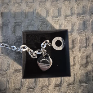 Silver armband  -  GRATIS GÅVA MED VARGE ORDER!! Supertrendig stockholmsstil tjejer, ring silver. Gjord av stål, jag svarar och skickar alltid snabbt!