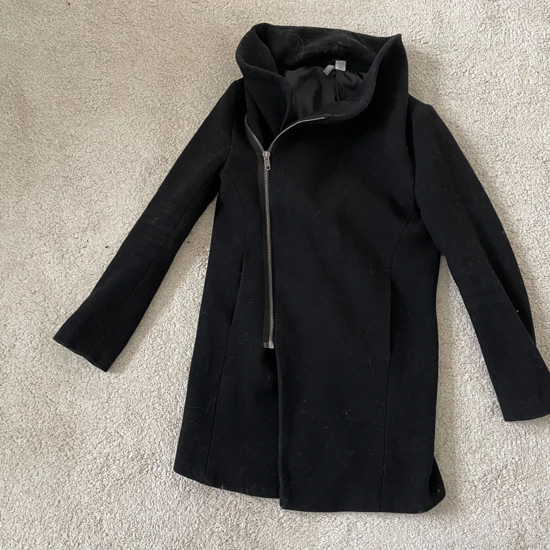 Svart kappa med dragkedja