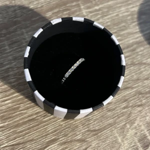 Silverring från Thomas Sabo - Elegant silverring från Thomas Sabo med en stilren design av små kulor runt hela ringen. Kommer i en snygg randig förpackning. Helt oanvänd då den var för liten för mig när jag fick den i 18års present. Den har enbart legat i sin förpackning. I storlek 54.