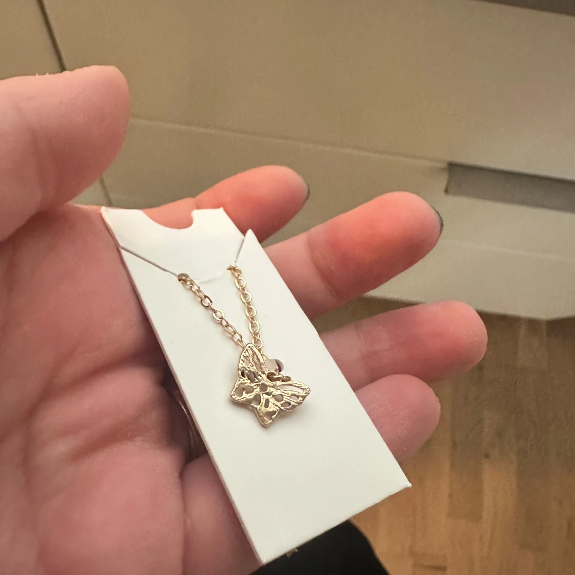 Guldigt halsband med fjärilshänge - 2