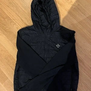 Svart quiltad jacka från J.Lindeberg - Säljer en stilren svart quiltad jacka från J.Lindeberg 