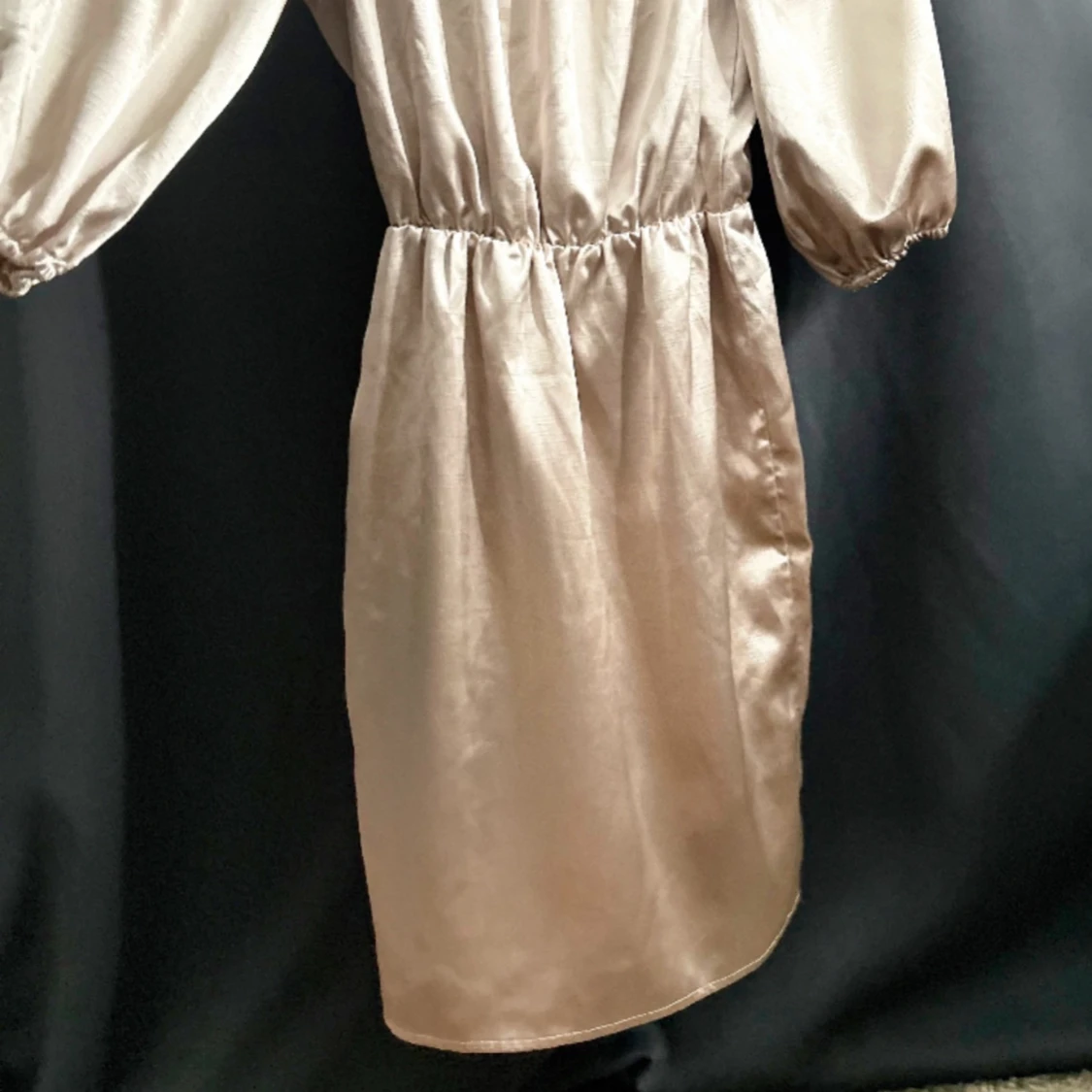 Champagnefärgad omlottklänning från Bik Bok - 2