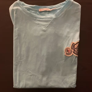 Ljusblå t-shirt från Moncler - Tja, säljer en ljusblå t-shirt från Moncler. Tröjan ligger i bra skick då den typ aldrig har används.  Tröjan ligger på runt 2000 nypris. Skriv till mig om du har något frågor eller innan du ska köpa den. Tack!