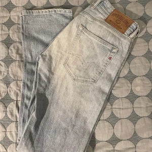 Ljusblå jeans från Replay - Snygga ljusblå jeans från Replay, modell Grover. |Storlek 31| skick 9/10| pris 399kr| väldigt fint skick nästan oanvända! 