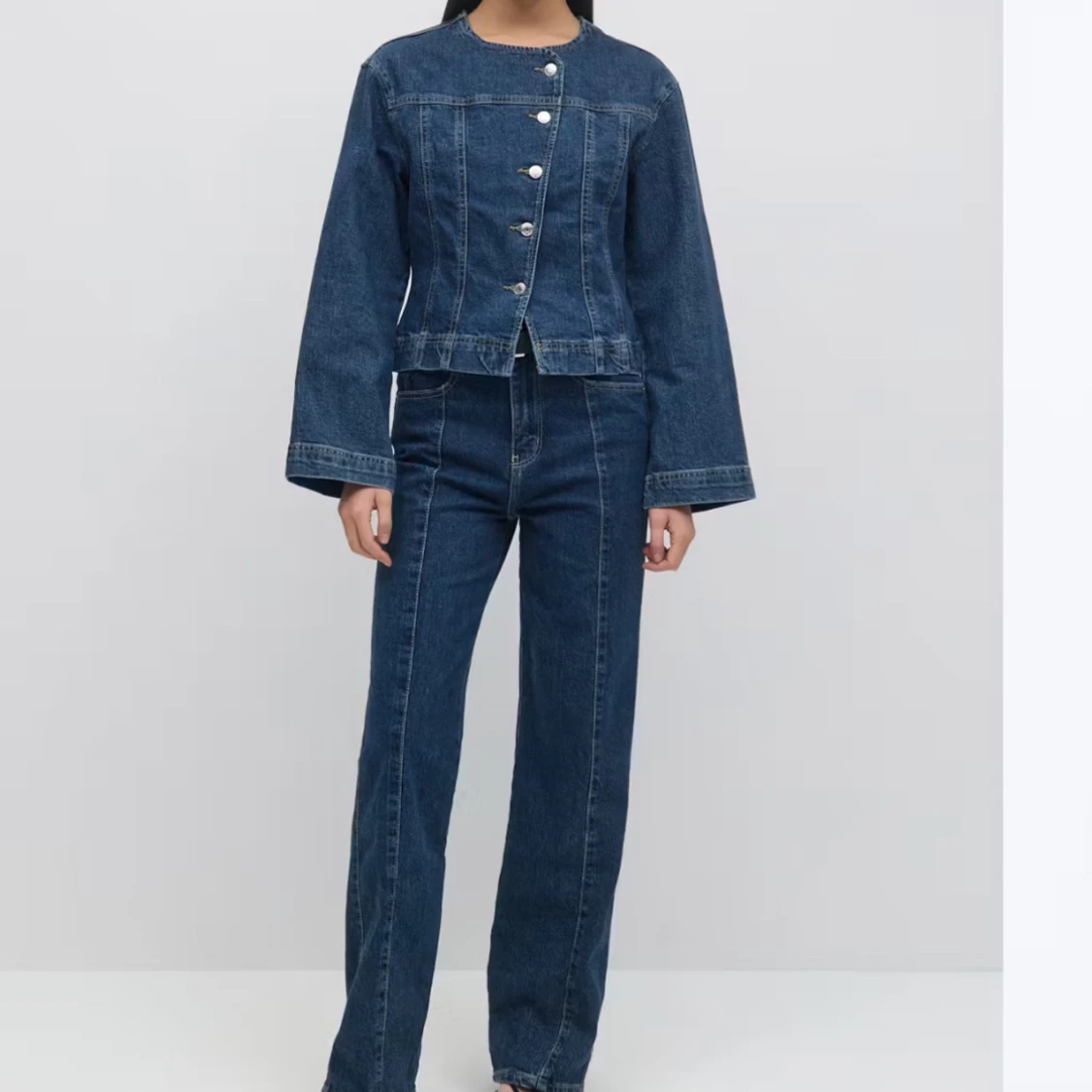 Mörkblå jeansjacka med knappar