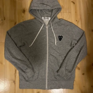Grå hoodie från Comme des Garçons - Säljer en snygg grå hoodie från Comme des Garçons. Riktigt bra skick 7/10 skick. Tveka inte att höra av dig vid minsta fundering.