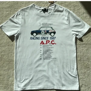 A.P.C T-shirt (L) – Helt ny med tags - ✔ Storlek: L ✔ Skick: 10/10 – Ny med tags ✔ Pris: 499 ✔ Frakt: PostNord eller InstaBox (köparens bekostnad)  📌 A.P.C: t-shirt i perfekt skick! Helt ny med tags, en stilren och tidlös favorit.                                         💬 Hör av dig om du har frågor eller vill köpa!