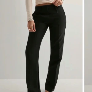 Svarta kostymbyxor Nelly - Low waist straight leg pants från nelly storlek 36💕Jättebra skick och endast använda ett fåtal gånger, fler bilder kan skickas! 
