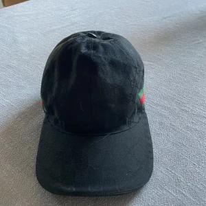 Svart Gucci keps - Svart Gucci keps, Okej skick använt fåtal gånger. Skick 8/10. PRIS KAN DISKUTERAS!!!
