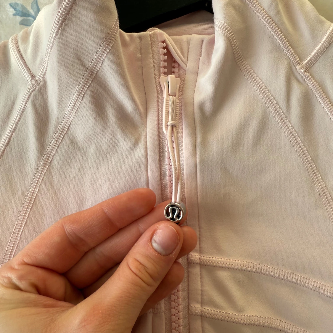 Ljusrosa jacka från Lululemon - 3
