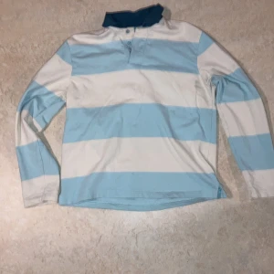 These glory days tröja  - Snygg tröja från These Glory days med vita o någon blå färgade ränder. Storlek M, modellen är 178, 65kg. Kolla in mer på profilen, pris inte hugget i sten!