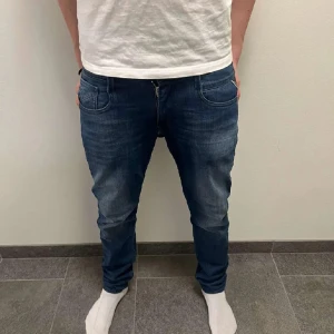 Replay anbass jeans  - Säljer dessa replay jeans | Modell: Replay anbass skick 8/10 | nypris: 1500kr. Hör av er om funderingar!