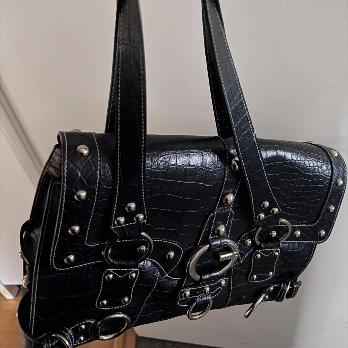 Svart axelväska med nitar - 1