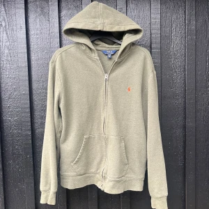 Ralph Lauren Zip - Ralph Lauren Zip | Mörkgrön/Grå | Fint skick | Passar storlek S | Vid övriga frågor finns vi i DM🙌🏼 Mvh PLUGMANIA👟