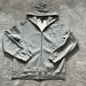 Grå hoodie från Polo Ralph Lauren - Storlek XL i barn så passar S