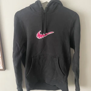 Svart hoodie från Nike SB - Säljer en svart hoodie från Nike SB. Storlek XS, men passar även dig som har S. Använd men i gott skick.