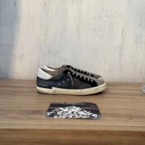 Svarta sneakers från Philippe Model - Philippe Model skor i mocka och skinn i bra välanvänt skick! Perfekta nu inför våren och sommaren för att uppnå en stilren look🫡😎Våga kontakta oss vid frågor!