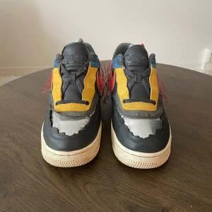 Nike Air Force 1 - BHM 2020 - Unika Nike Air Force 1 - BHM 2020. Storlek 42. Köpta från USA. Nypris 2500. I gott skick