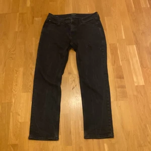 Jack n jones jeans - Jack n jones jeans regular fit storlek 33 32. Pris 250, Nypris 600. Litet hål/slitning på framsidan, pris kan diskuteras vid snabb affär
