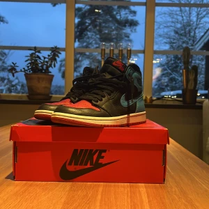 Jordan 1 unc to chicago  - Jordan 1 unc to chicago Nike köpta för 2 år sedan men har blivit för små nu. Bra skick med inga repor eller andra synliga eller dolda problem. Är i storlek 37.5 kvinno storlek lek. Så se till att kolla upp din skostorlek eller ditt barns storlek så att de passar innan ni köper. Skriv till mig om ni har mer frågor eller vill ha mer bilder eller förhandla priset.