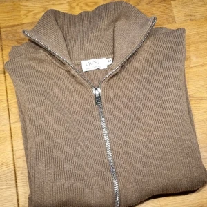 Brun cardigan ifrån Ljung - Säljer en stilren cardigan från Ljung (köpt på brothers). Använd 3 ggr pga att den inte riktigt passar min stil. Jag är öppen för prisförslag. Nypris 1400kr. Finns i alingsås
