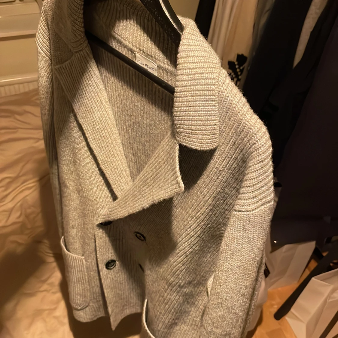 Grå stickad kofta från John Henric - 2