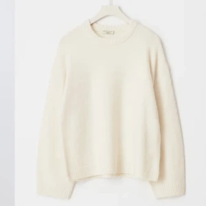 Vit stickad tröja från Gina tricot - Säljer en stilren vit stickad tröja från Gina tricot. Tröjan har en klassisk rund hals och långa ärmar med ribbade muddar. Perfekt för en mysig och avslappnad look. Passar bra till både jeans och kjol. Som ny