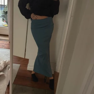Blå ribbad kjol - Snygg blå ribbad långkjol med slits. Perfekt för en stilren look. Kjolen har en tight passform som framhäver figuren.