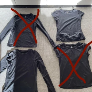 Svarta tränings tröjor  - Fyra svarta tröjor.  1 långärmad och 1 kortärmad. Perfekta för en stilren och enkel look. Mycket bra skick. Storlek 146/152. Man kan köpa i styck eller båda. De kostar 30krst och tillsammans 60kr. Det är bara att höra av sig om ni har några funderingar! Svarar snabbt! De som är överkryssade är sålda.