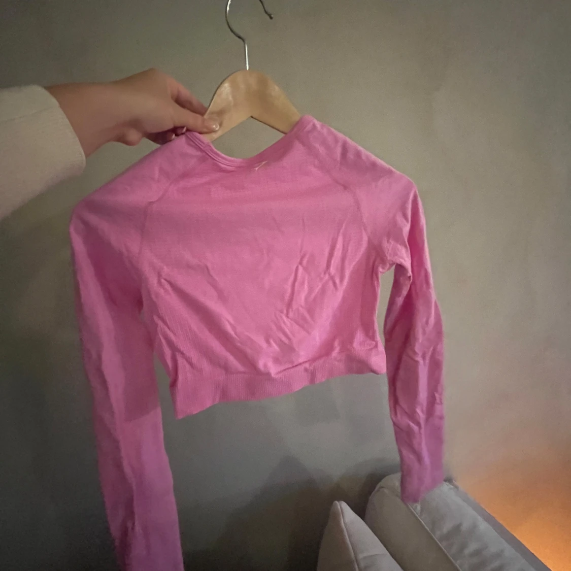 Rosa croppad träningströja och shorts från Gymshark - 2