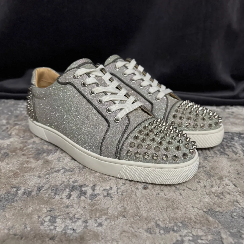 Size: 42 Insole measurement: 27,6 Excellent Condition! Color: Glitter / Silver Comes with: Box | Dustbag | Replacement spikes Retail: 910€. Kengät.