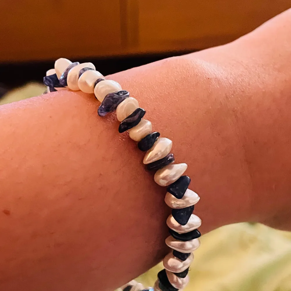 Beaded bracelet with beautiful beads of plastic pearls and real stones. Elastic.. Asusteet.
