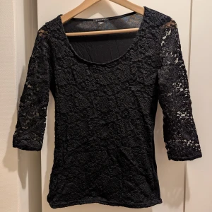 Svart spetsblus - Snygg svart spetsblus från H&M med trekvartsärm.🙂