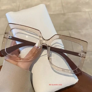 Transparenta fyrkantiga glasögon - Trendy & snygga transparenta glasögon med fyrkantig form och breda skalmar. Perfekta för en stilren look.  Ny skick, aldrig använt! 