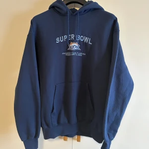 Vintage Hoodie - Vintage Super bowl 2005 Hoodie i bra skick. Modell på bilden är 186cm