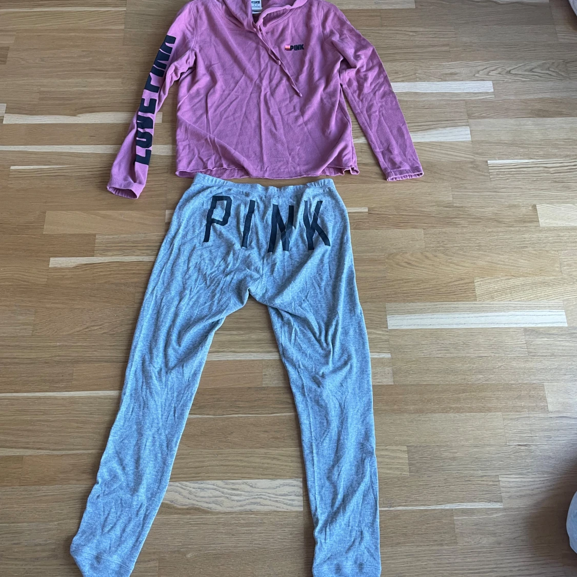 Rosa hoodie och gråa mjukisbyxor från Victoria's Secret PINK - 1