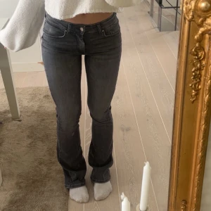 Svarta bootcut jeans - Snygga gråa bootcut jeans. Storlek M längd 32 men passar mig perfekt som vanligtvis bär xs/s. Jag är 166cm.