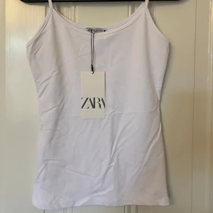 vitt linne - Ett vitt linne från zara i storlek S, aldrig andvänt!💓