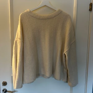 Beige stickad tröja - Mysig beige stickad tröja med ribbad struktur, är i storlek L men jag är vanligtvis S och använder den till allt som lite oversize🙌😍