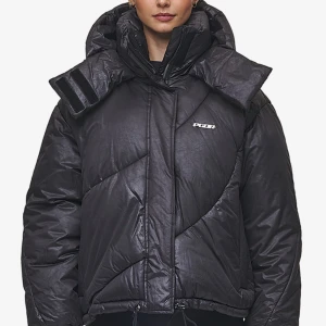 Svart pufferjacka från Pegador  - AI beskrivning; Snygg svart pufferjacka från Pegador med en cool, quiltad design. Jackan har en hög krage och dragkedja framtill. Perfekt för kyliga dagar med sin varma och bekväma passform. (Superskön, oversize jacka, helt ny med lappar kvar, nypris 2300)