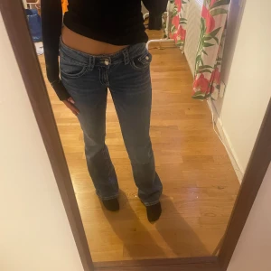 Blå jeans från Gina Tricot - Super fina blåa jeans från Gina young som använts fåtal gånger och inga defekter, jag är 162 och de går ner till mitten av mina fötter💓