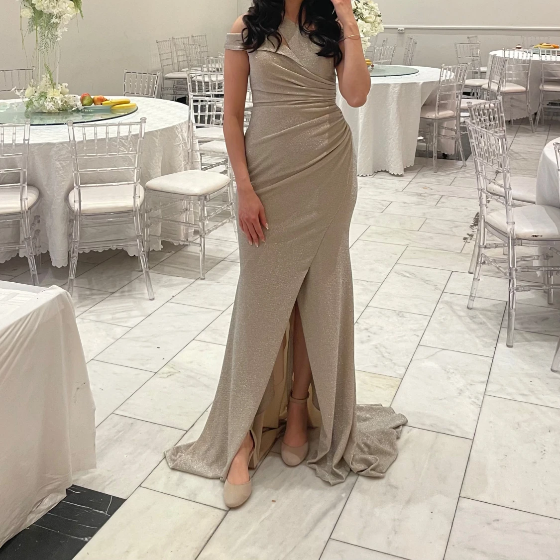 Glittrig champagnefärgad långklänning - 1