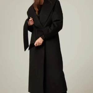 Svart kappa med knytning  - en super fin elegant svart kappa med bälte och långa ärmar. Perfekt för dessa vår dagar som kommer nu! Hör av er vid frågor eller liknande 😊🩷